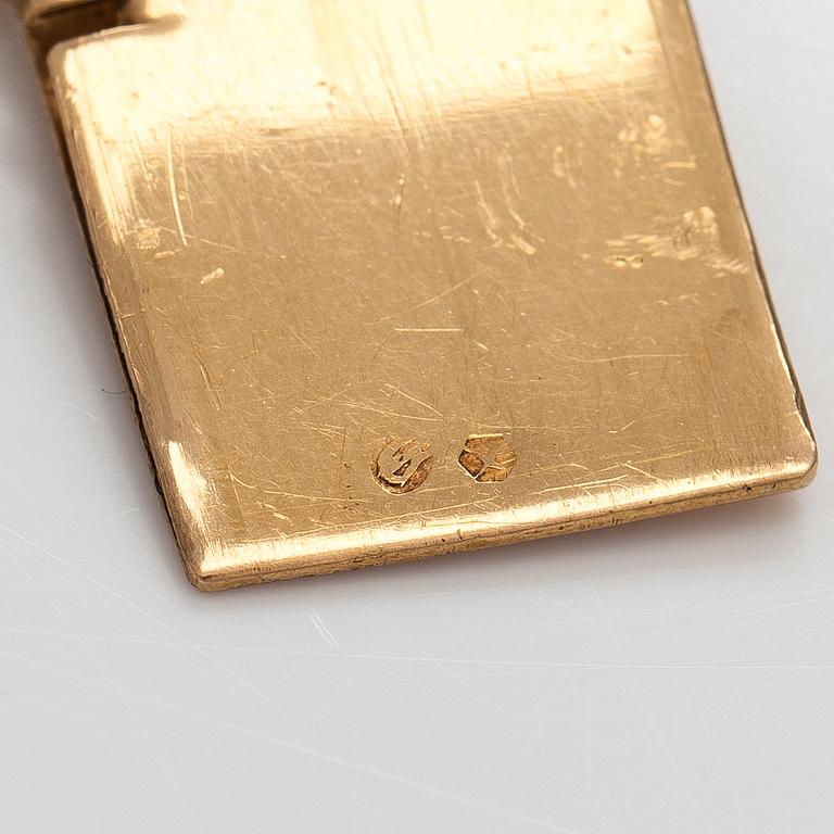 Helminauha, 3-rivinen, 17K kultaa, viljellyt helmet, 17K kultaa, aitoja ja synteettisiä safiireja.