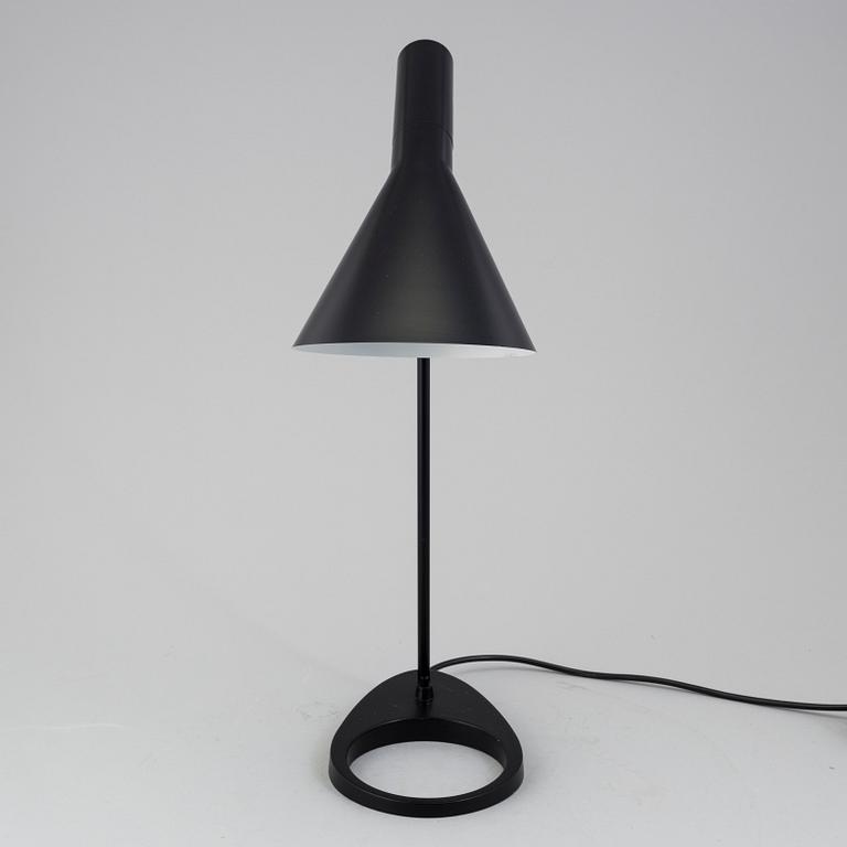 ARNE JACOBSEN, bordslampa, "AJ", Louis Poulsen.
