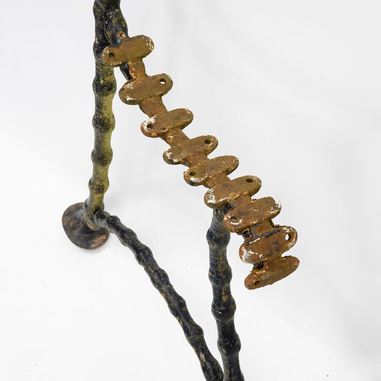 A pair of cast iron ends for a garden sofa, early 20th Century.