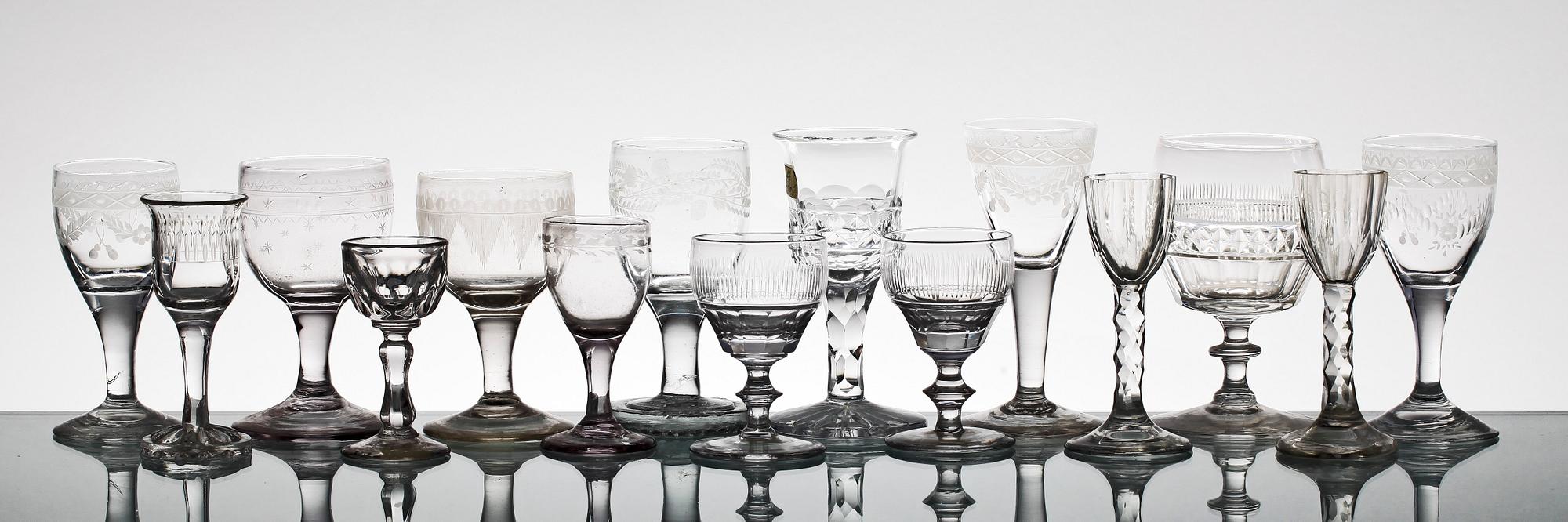 STARKVINSGLAS, 15 stycken, olika. 18/1900-tal.