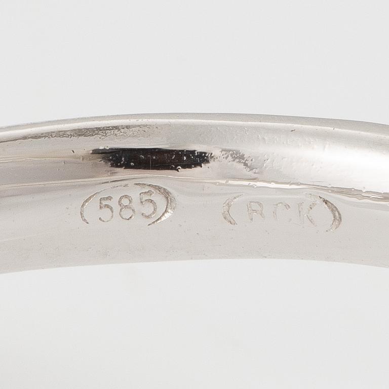 Ring, cocktail ring, 14K white gold with emerald-cut aquamarine and brilliant-cut diamonds.