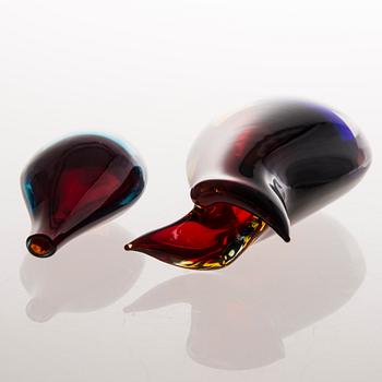 KONSTGLAS, 2 st, Murano, ena signerad Luigi Onesto, etikettmärkt Vetreria Artistica Oball. 1900-talets senare hälft.