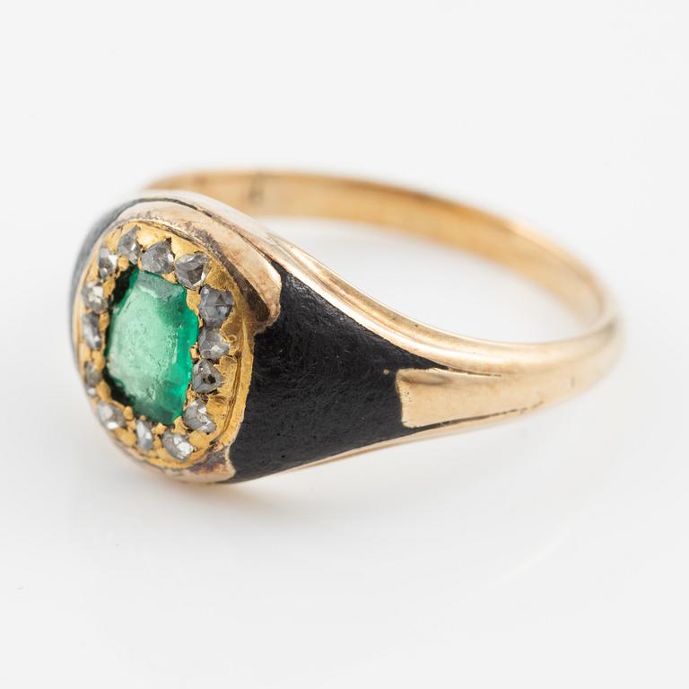 Ring, gold and black enamel with an emerald and rose-cut diamonds. Around the turn of the 20th century.