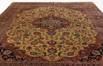 A semi-antique Kashan carpet, ca 426 x 305 cm.