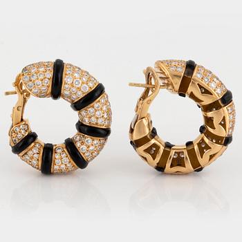 A pair of Mauboussin earrings in 18K gold set with onyx and round brilliant-cut diamonds.