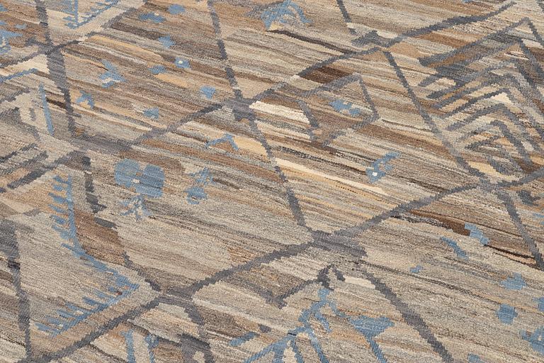 A Kelim carpet, c. 300 x 210 cm.