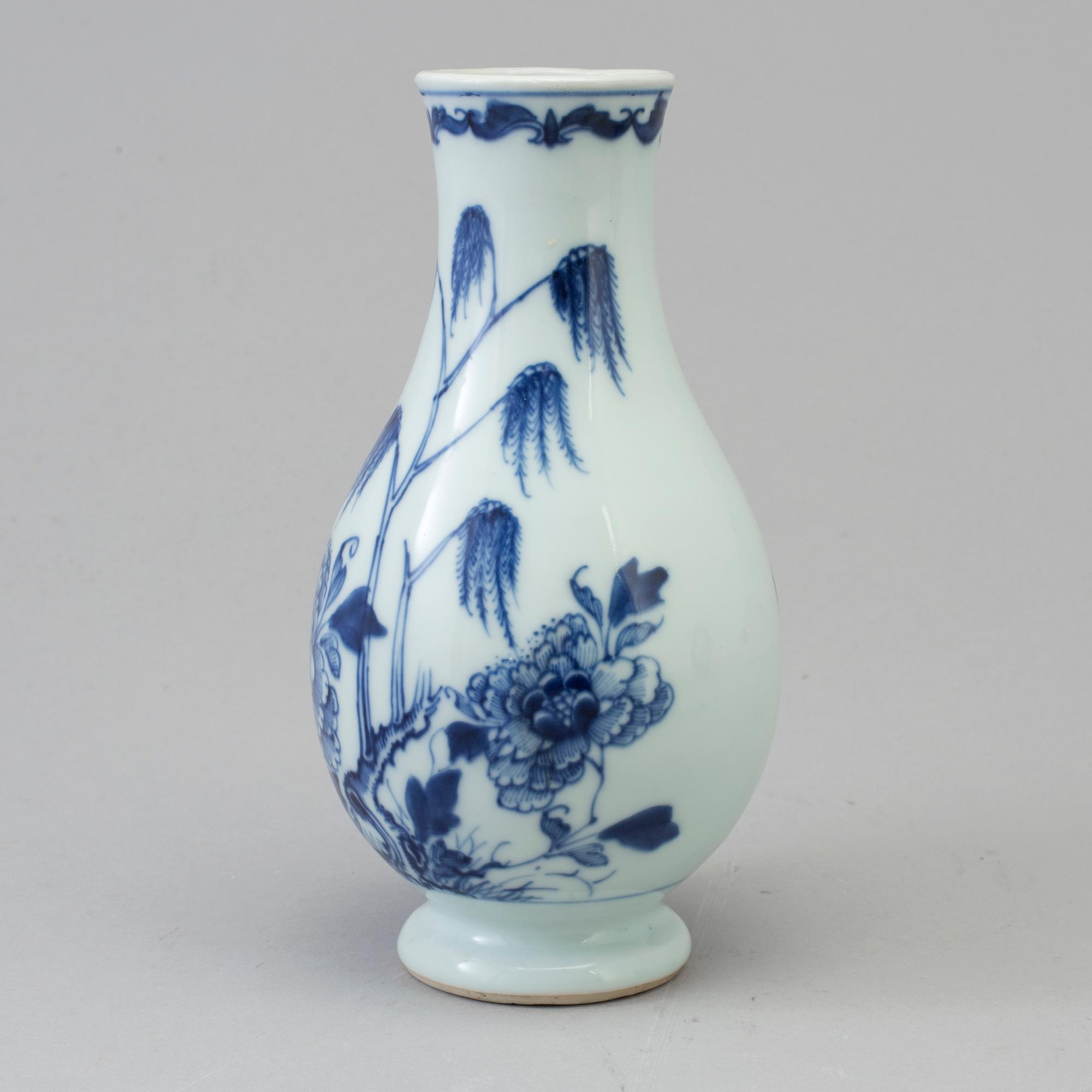 A Chinese blue and white porcelain vase, Qing dynasty, 18th century.