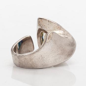 Björn Weckström, sormus, "Ara" sterlinghopeaa ja akryylia, Lapponia 1975.