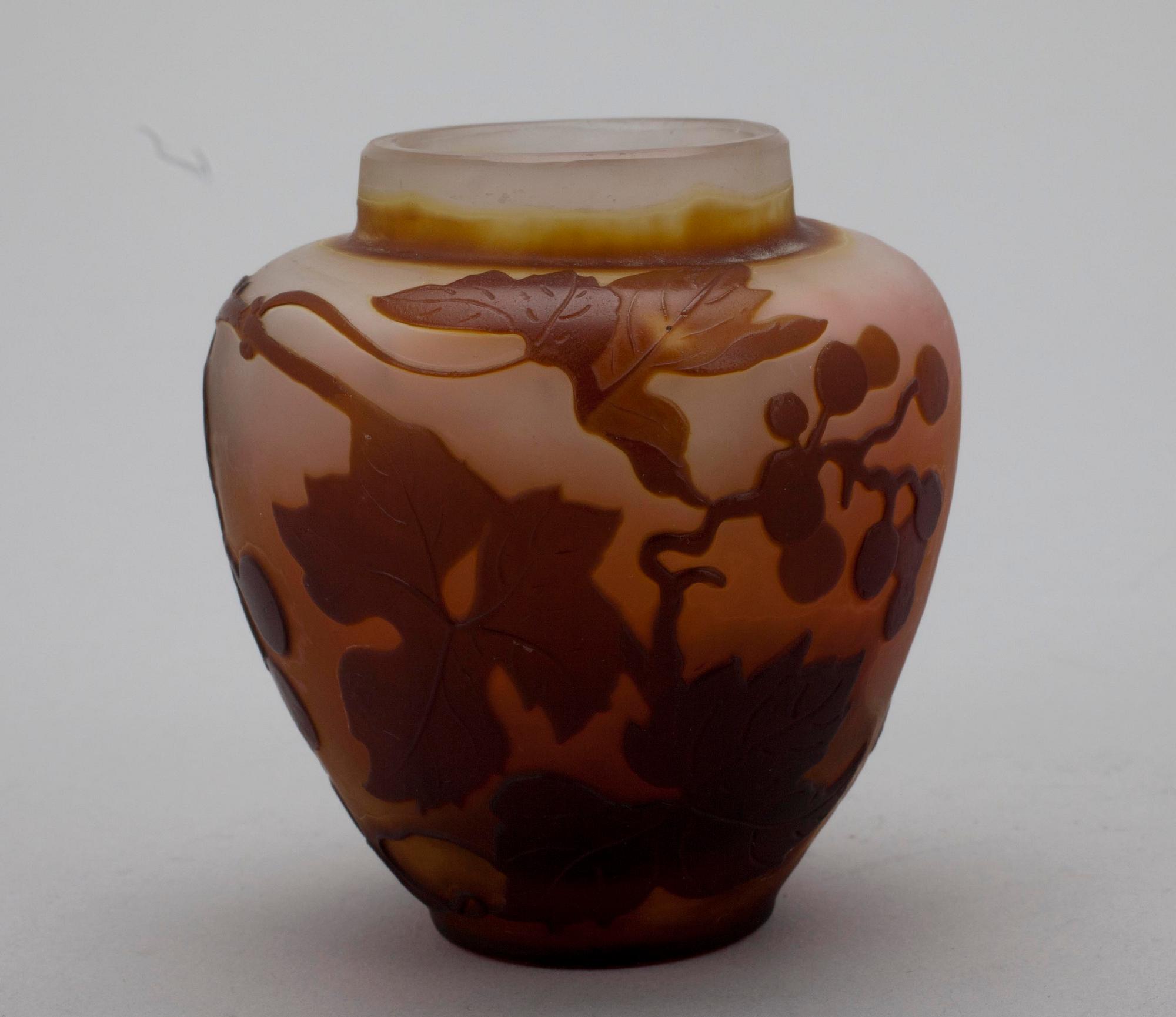 VAS, glas, jugend, signerad Gallé, 1900-talets början. Signerad.