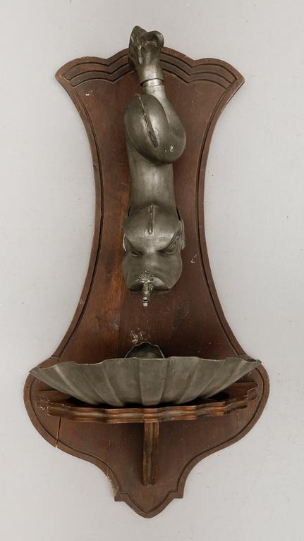 VÄGGFONTÄN, renässansstil, 1900-talets fösta hälft.