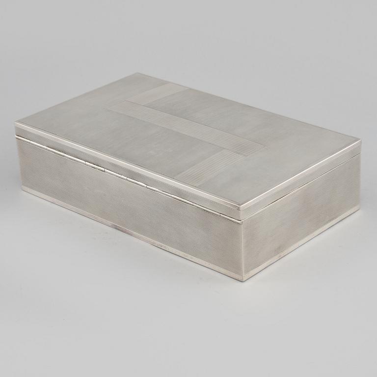 CIGARRSKRIN, silver, importstämplat, omkring 1900-talets mitt, total vikt 875 gram.