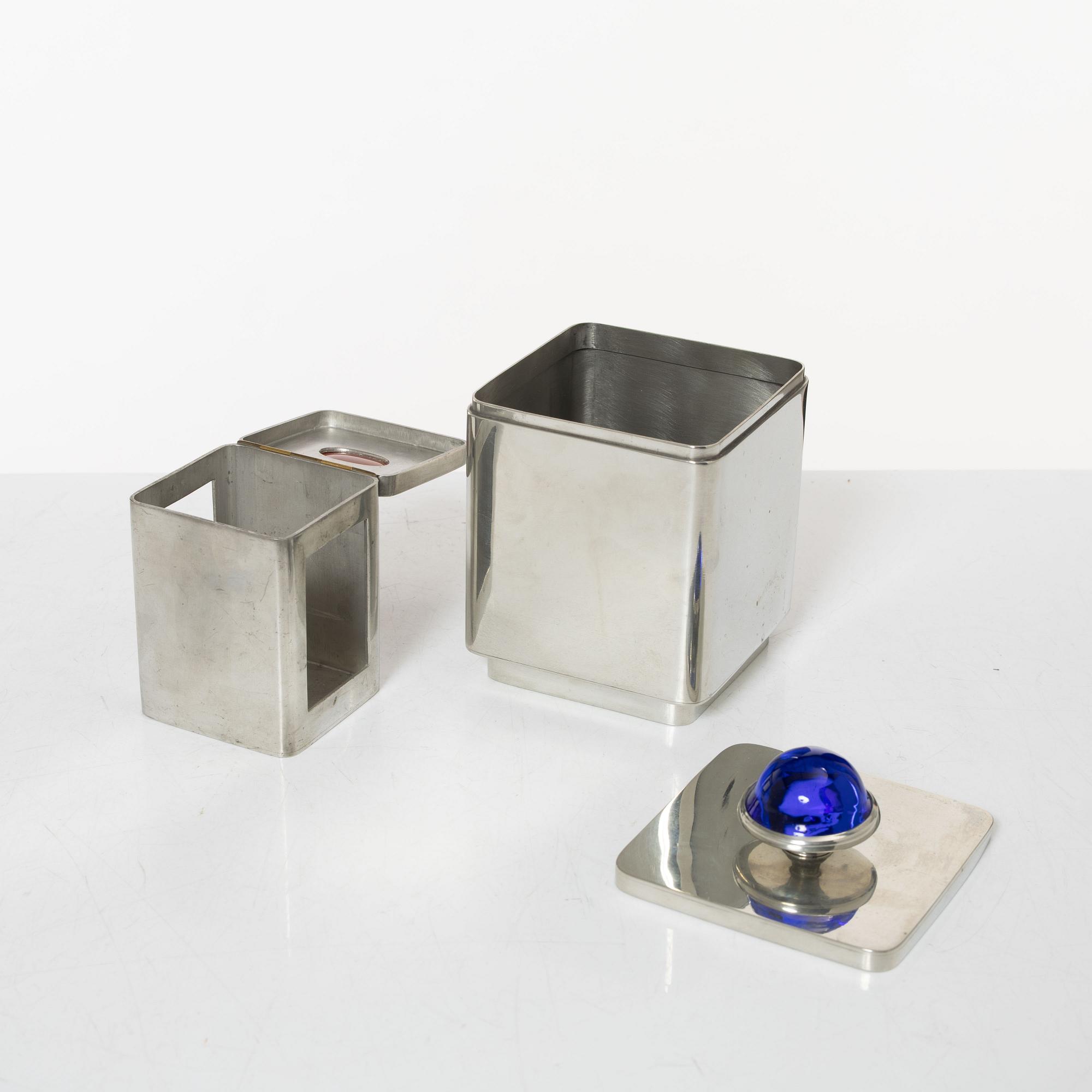 Firma Svenskt Tenn, burkar med lock, två stycken, tenn, Stockholm, 1953 respektive 2013.