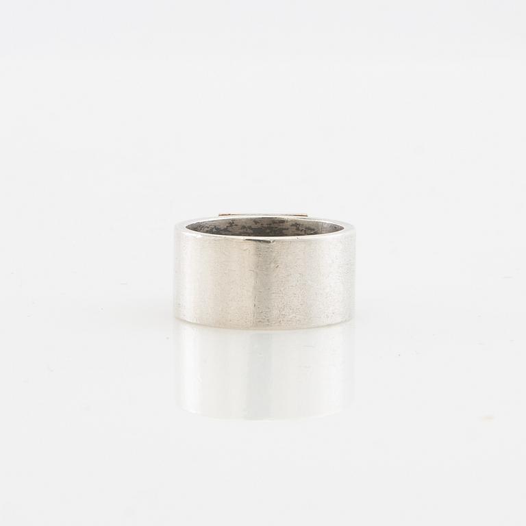 Claes Liljeroth, Ring of silver and 18K gold.