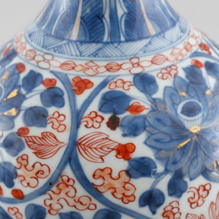 A Chinese 18th century porcelain vase.