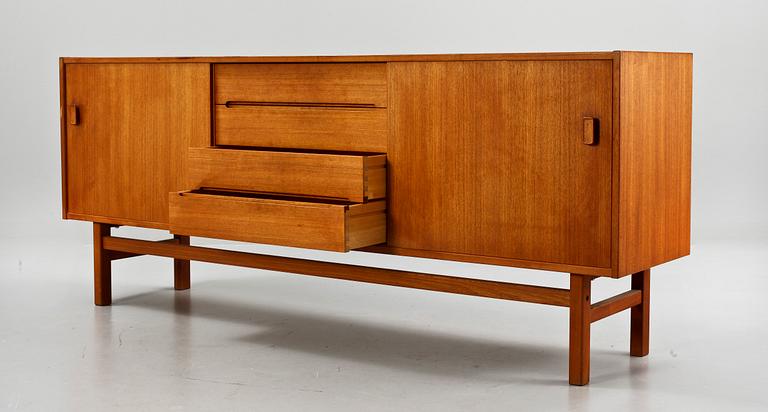 SIDEBOARD, "Arild", Nils Jonsson för Troeds, Bjärnum, 1900-talets tredje kvartal.