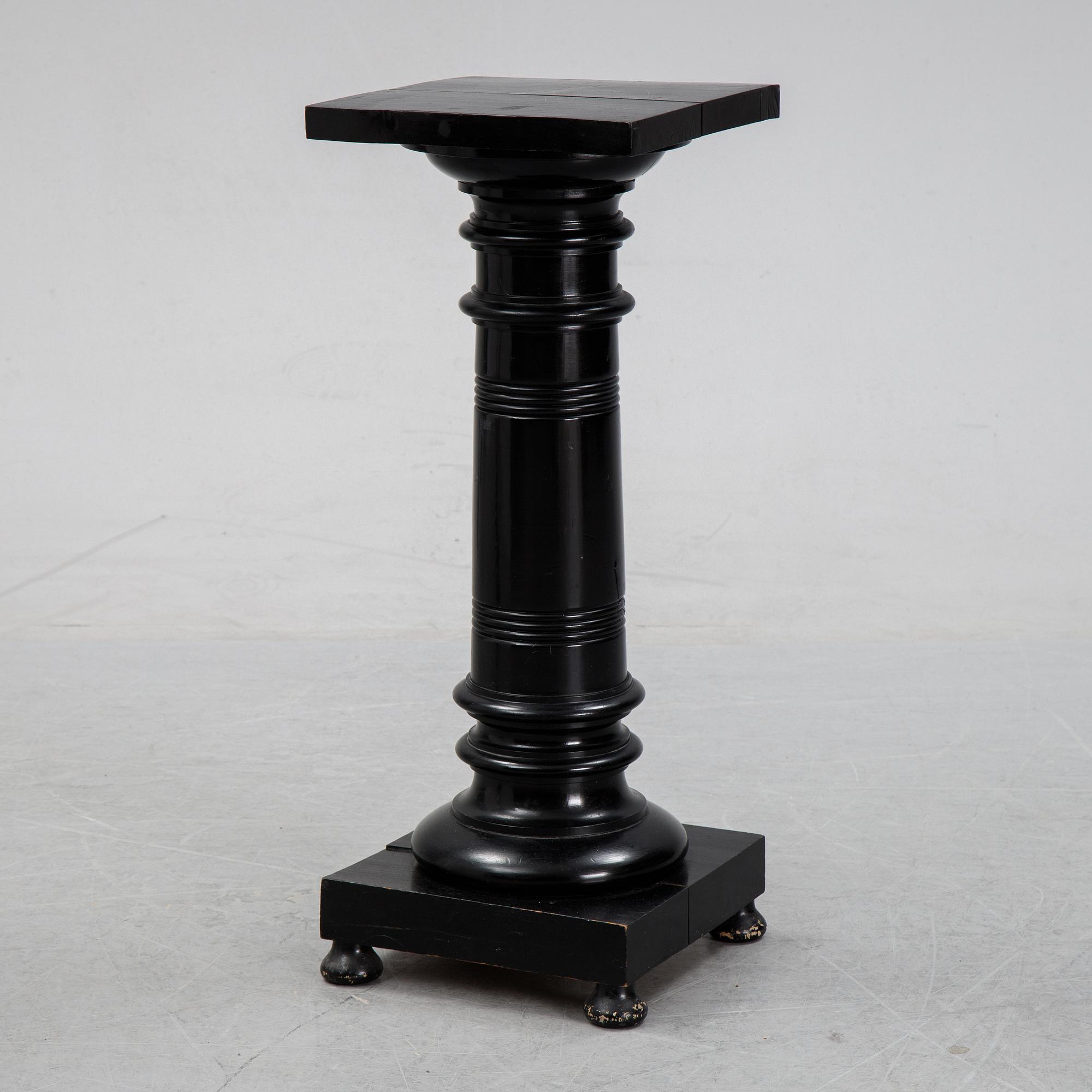 A painted pedestal, end of the 19th Century.