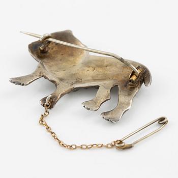 Brosch i form av bulldog, silver med syntetiska stenar.