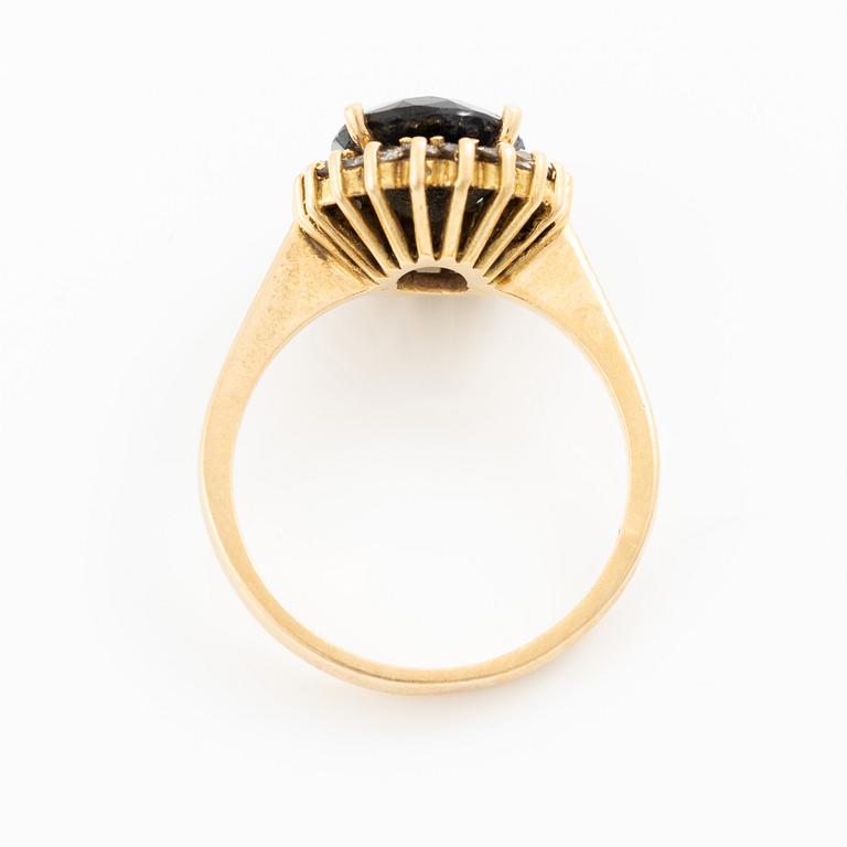 Ring, 18K gold with dark sapphire and brilliant-cut diamonds.