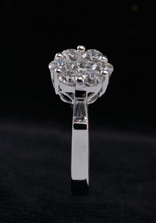 A RING, brilliant- and trapeze cut diamonds c. 1.16 ct. 18K white gold, weight 4,2 g.