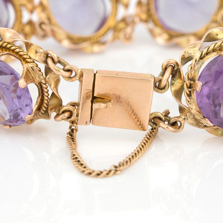 ARMBAND med fasetterade syntetiska färgförändring safirer.