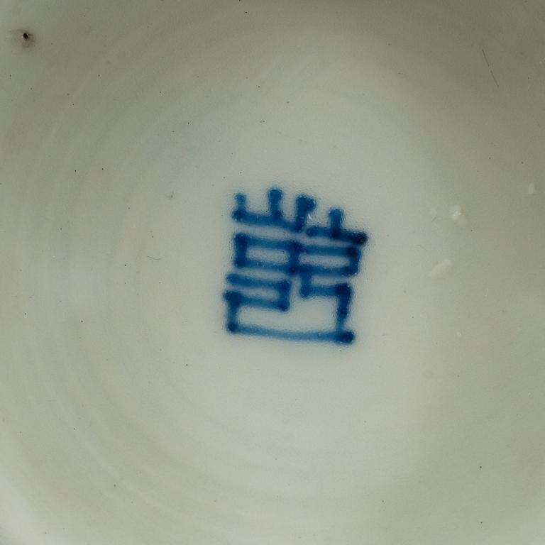 A blue and white bowl, Qing dynasty.