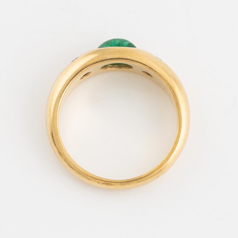 Ring guld med cabochonslipad smaragd och briljantslipade diamanter.