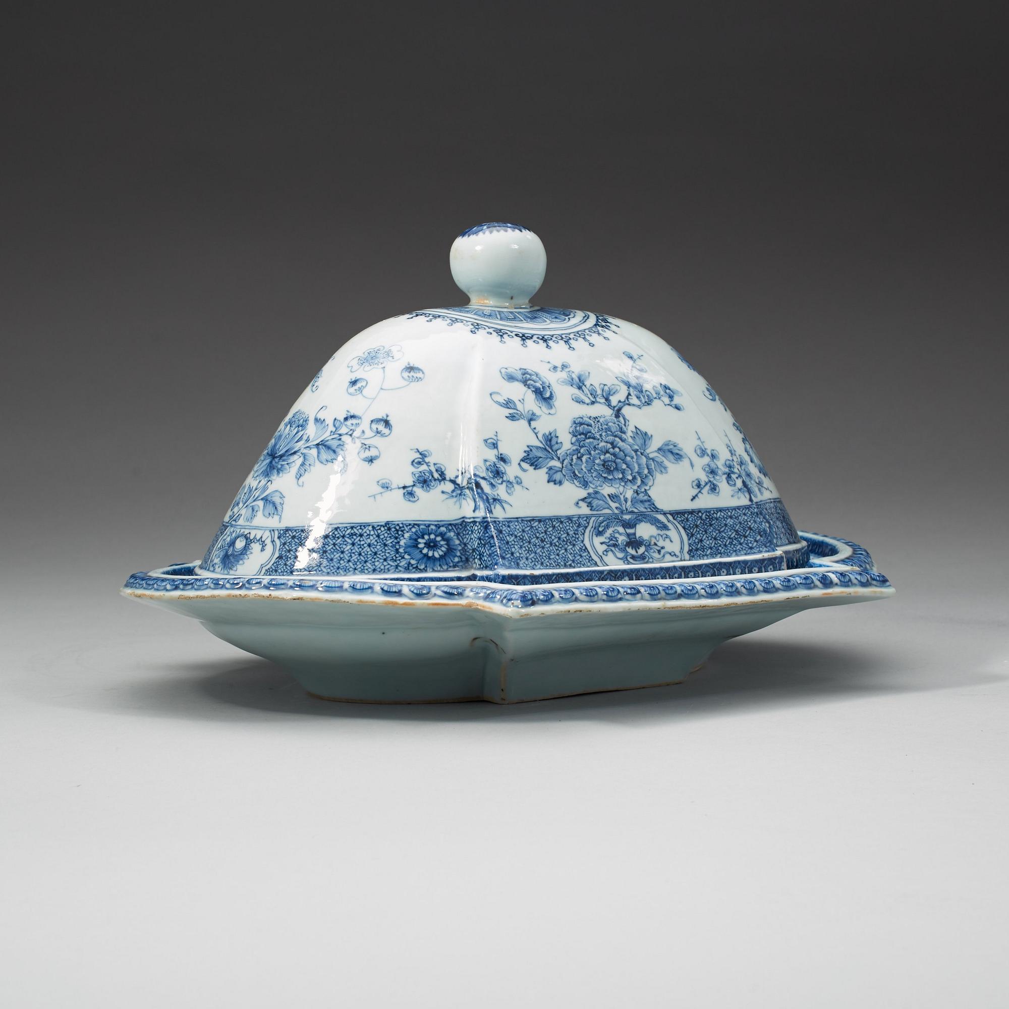A blue and white dish with cover, Qing dynasty, Yongzheng (1723-35).