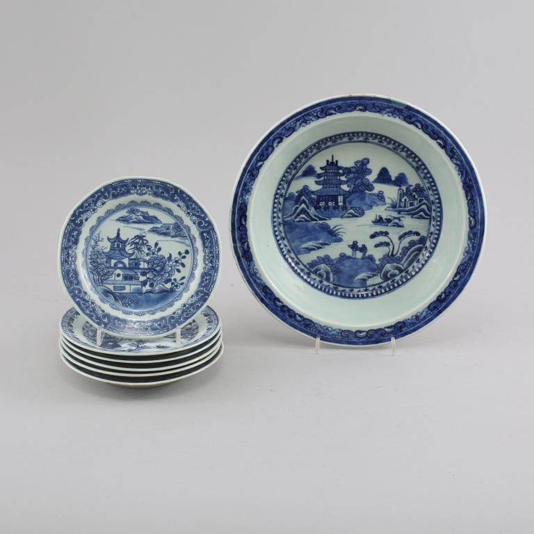 BÄRTALLRIKAR, 6 st, samt SKÅLFAT, porslin, Kina, 1700-tal.
