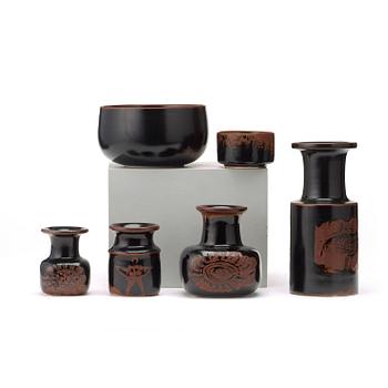 Stig Lindberg, a sedt of four stoneware vases and two bowls, Gustavsberg studio 1976-77.