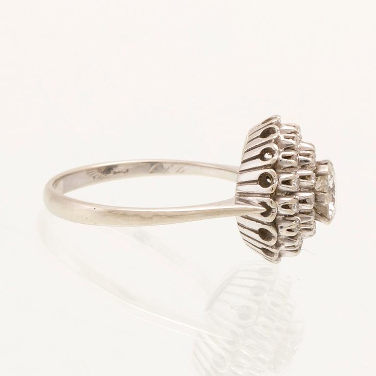 Ring in 18K white gold with round brilliant cut and single cut diamonds.