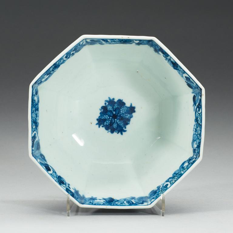 A blue and white bowl, Qing dynasty, Qianlong (1736-95).