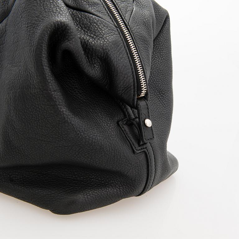 Yves Saint Laurent, a 'Easy Y Tote' bag.