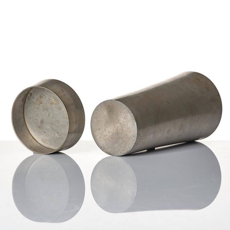Björn Trägårdh, a pewter cocktail shaker model "A 2090", Firma Svenskt Tenn, Stockholm 1934.