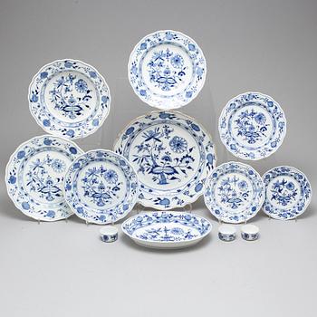 A part 'Blue Onion' pattern porcelain dinner service, Meissen, 20th century (119 pieces).