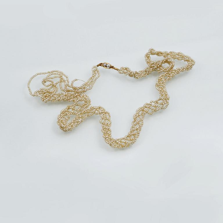 COLLIER, troligtvis med små orientaliska pärlor, lås i 18K guld.