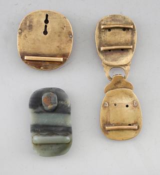 BÄLTESSPÄNNEN, 3 st, mässing och nefrit, ostindiska.