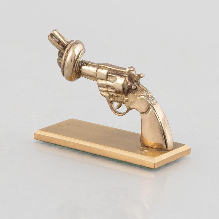 Carl Fredrik Reuterswärd, "Non violence".