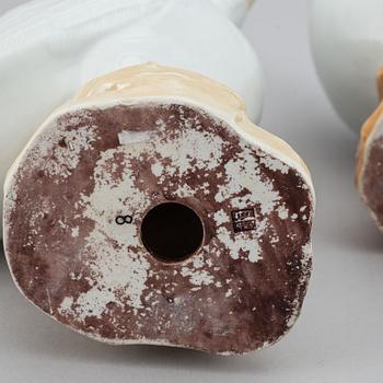 A pair of white glazed doves, Qing dynasty, 20th Century.