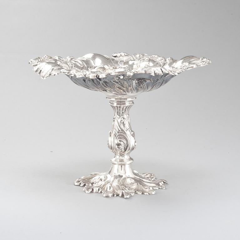 SKÅL PÅ FOT, silver, nyrokoko Gustaf Theodor Folcker, Stockholm 1855. Vikt c:a 1050 g.