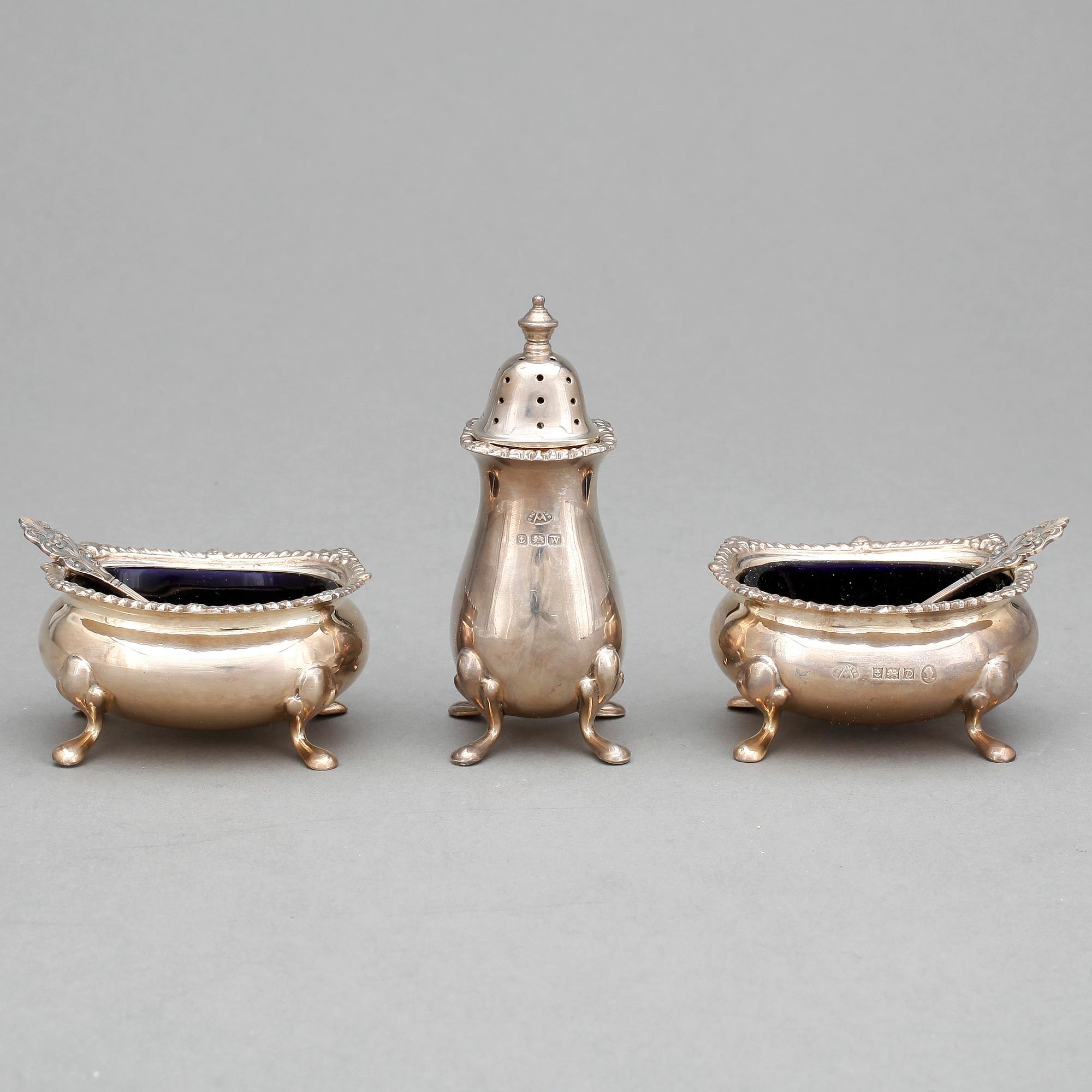 SALTKAR, ett par, samt STRÖARE. Silver, Adie Brothers Ltd., Birmingham, 1900-tal. Tot ca 95 g.