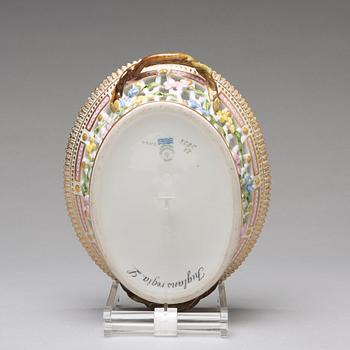 GALLERKORG med FAT, porslin. "Flora Danica", Royal Copenhagen, Danmark, 1900-tal.