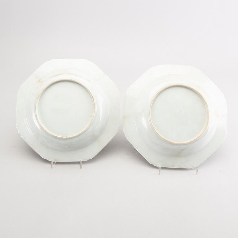 A pair of Chinese Qianlong famille rose poreclain plates.