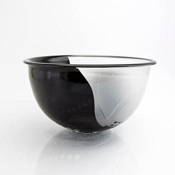 Klas Göran Tinbäck, a signd and dated 80 glass bowl.