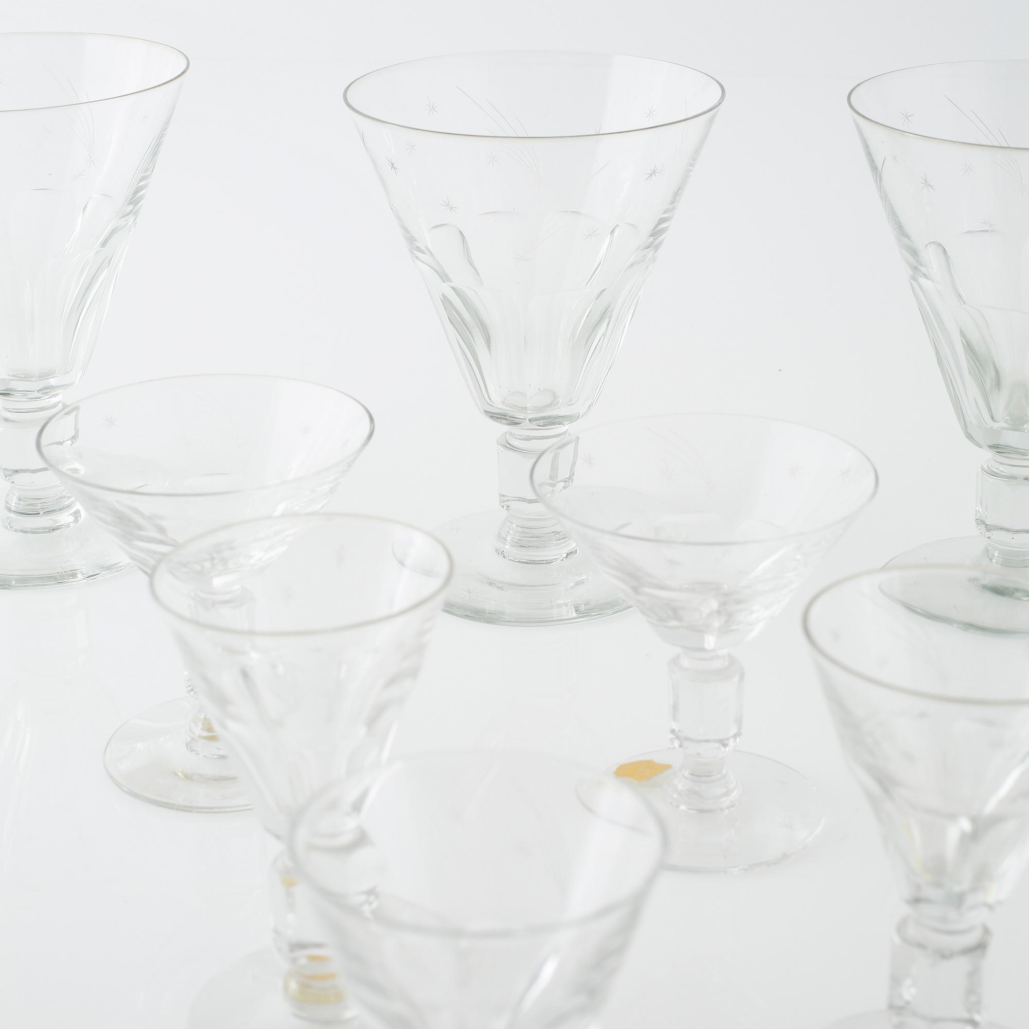 30 pieces of glass from the mid 20th century.