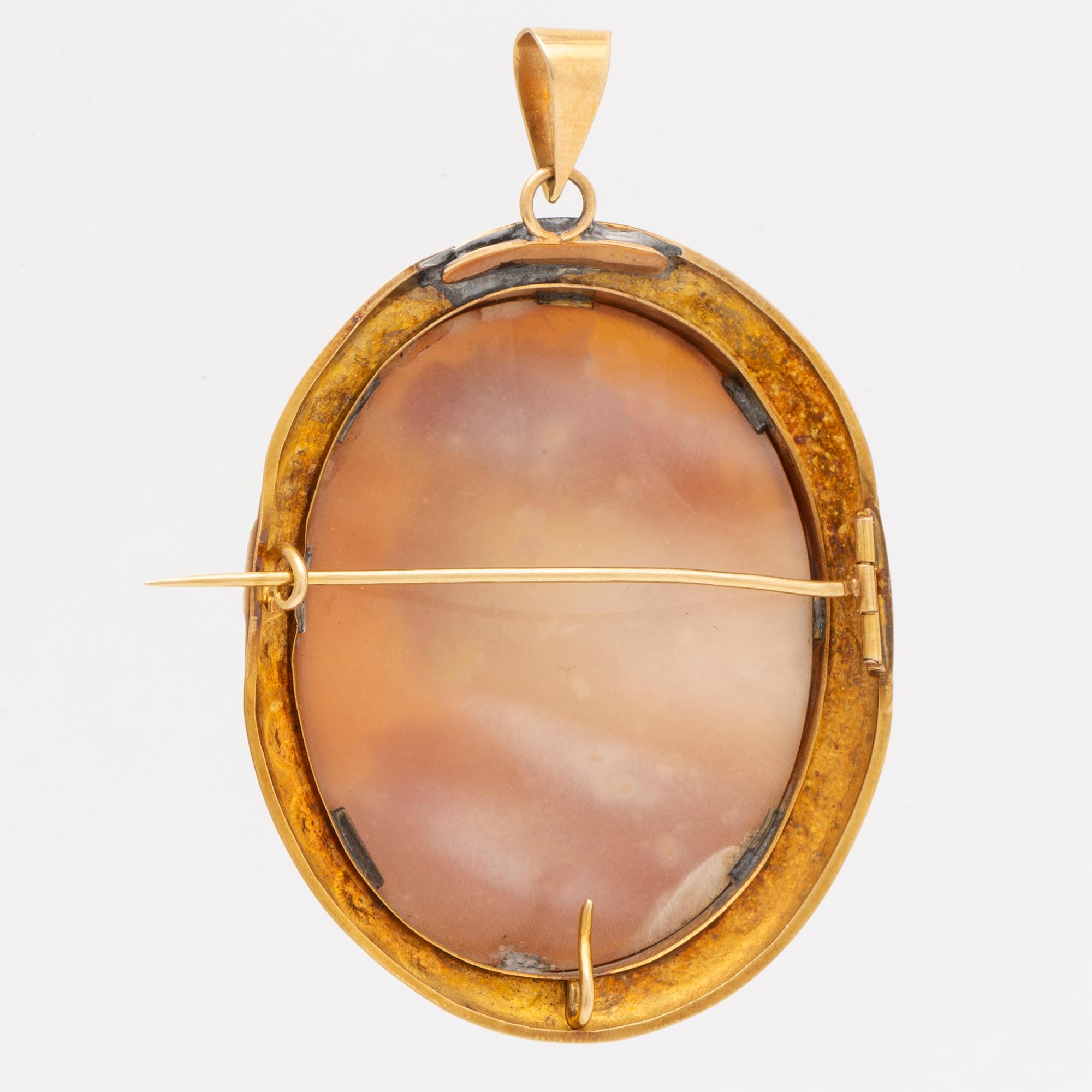 Brooch /pendant 18K gold shell cameo, probably 1800s, approx 6 x 5 cm.