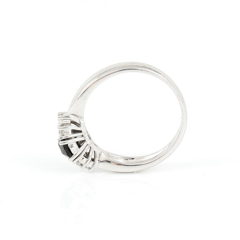 RING, 18K vitguld med svart diamant 0,49 ct och briljantslipade diamanter tot ca 0,19 ct.