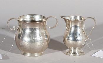 GRÄDDKANNA SAMT SOCKERSKÅL, silver, England, bla Chester 1901.
