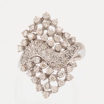An 18K white gold ring set with round brilliant cut diamonds.