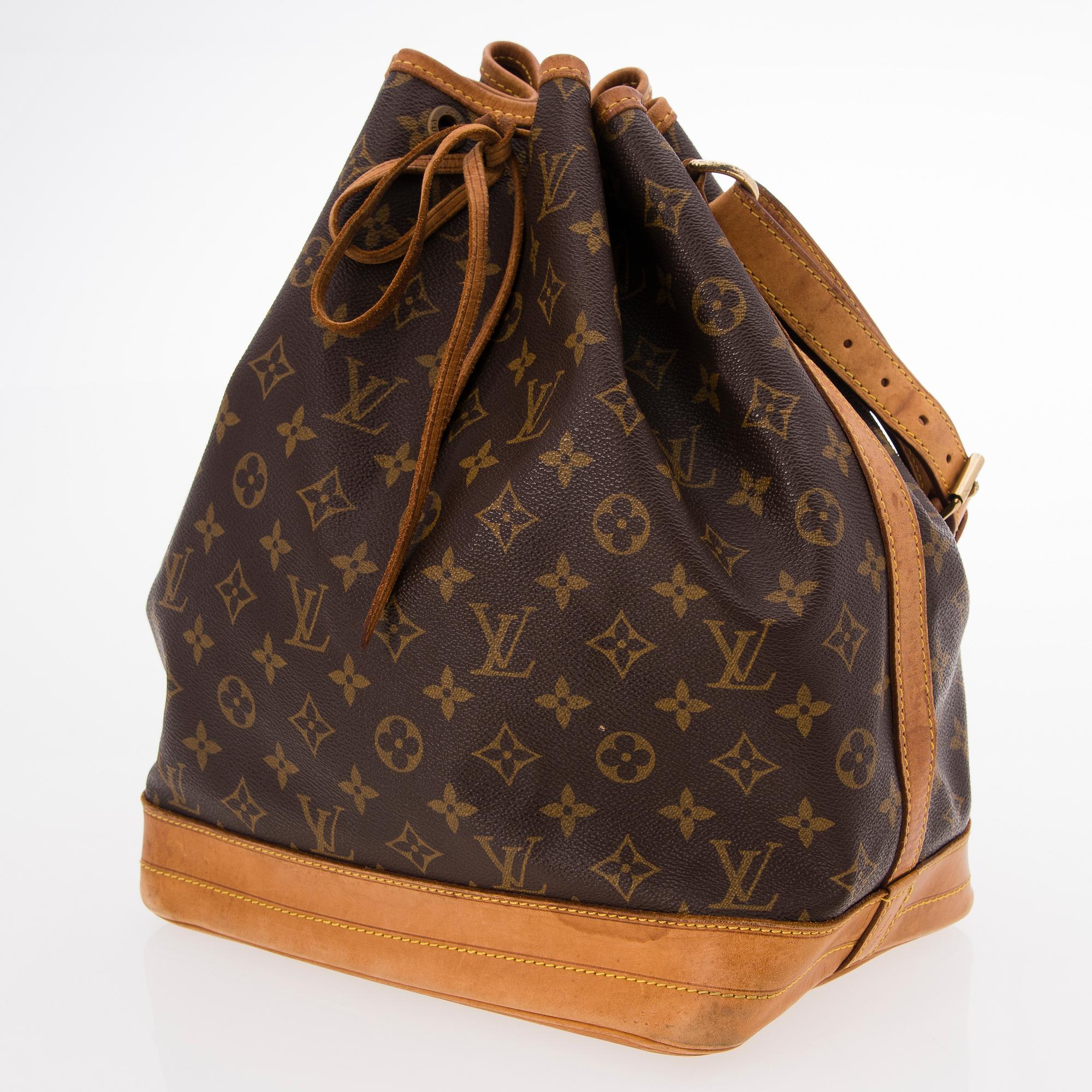 A MONOGRAM CANVAS Noé SHOULDER BAG.