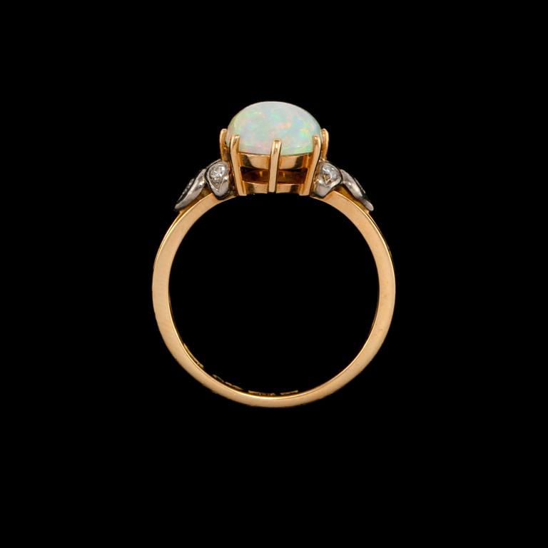 RING, 18k guld, cabochonslipad genuin opal och 6 åttkantslipade diamanter, Hallbergs, Stockholm, 1959. Vikt 4 g.